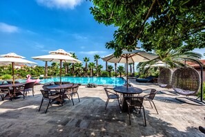 Outdoor pool, open 9:00 AM to 9:00 PM, pool umbrellas, sun loungers - PalmValley Pool Villa Resort (Seogwipo)
