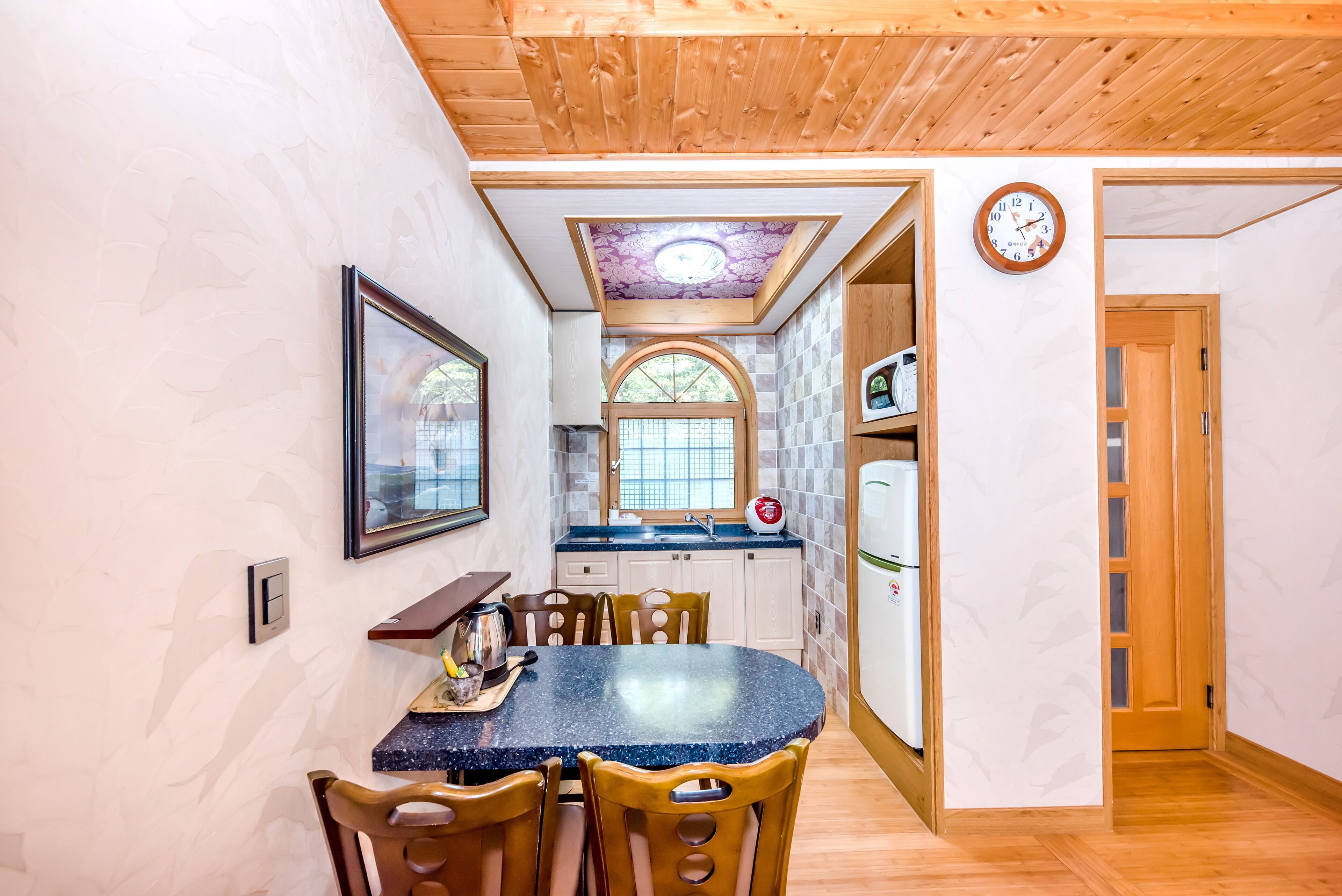 full-sized fridge, microwave, stovetop, electric kettle