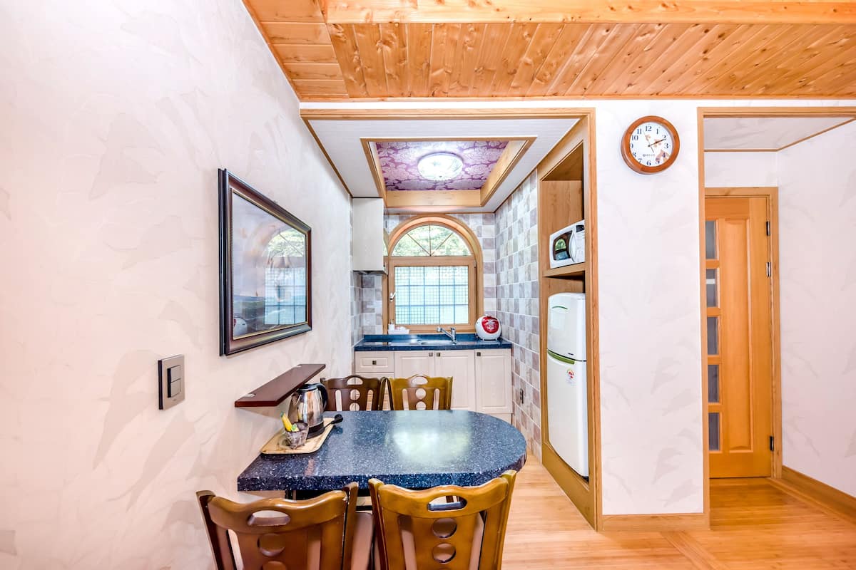 full-sized fridge, microwave, stovetop, electric kettle