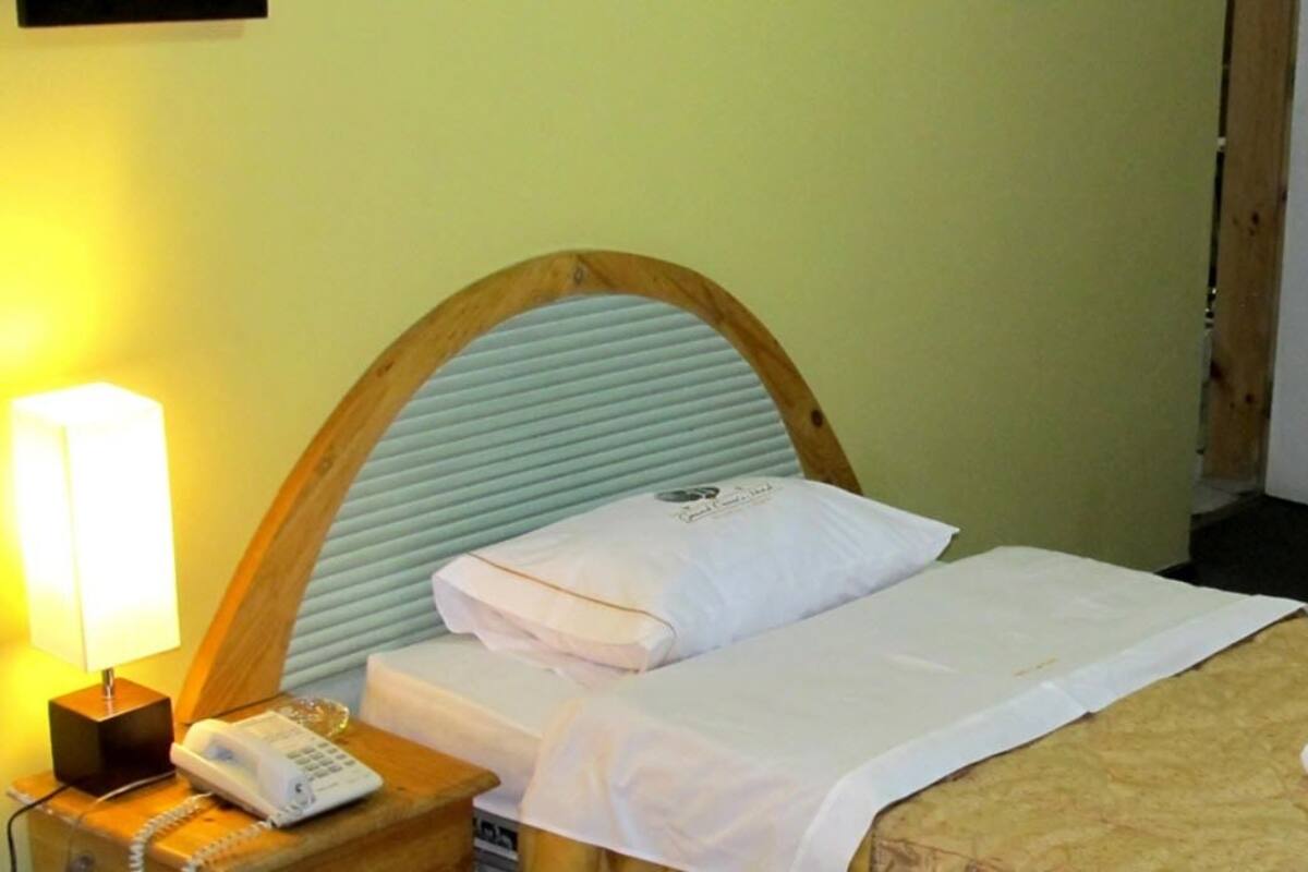 Quarto solteiro | Cofres nos quartos, escrivaninha, ferros/tábuas de passar roupa