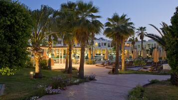 2 piscinas al aire libre, sombrillas, sillones reclinables de piscina