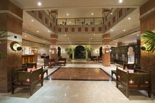 4 bars/lounges, swim-up bar, poolside bar