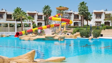 2 piscinas al aire libre, sombrillas, sillones reclinables de piscina