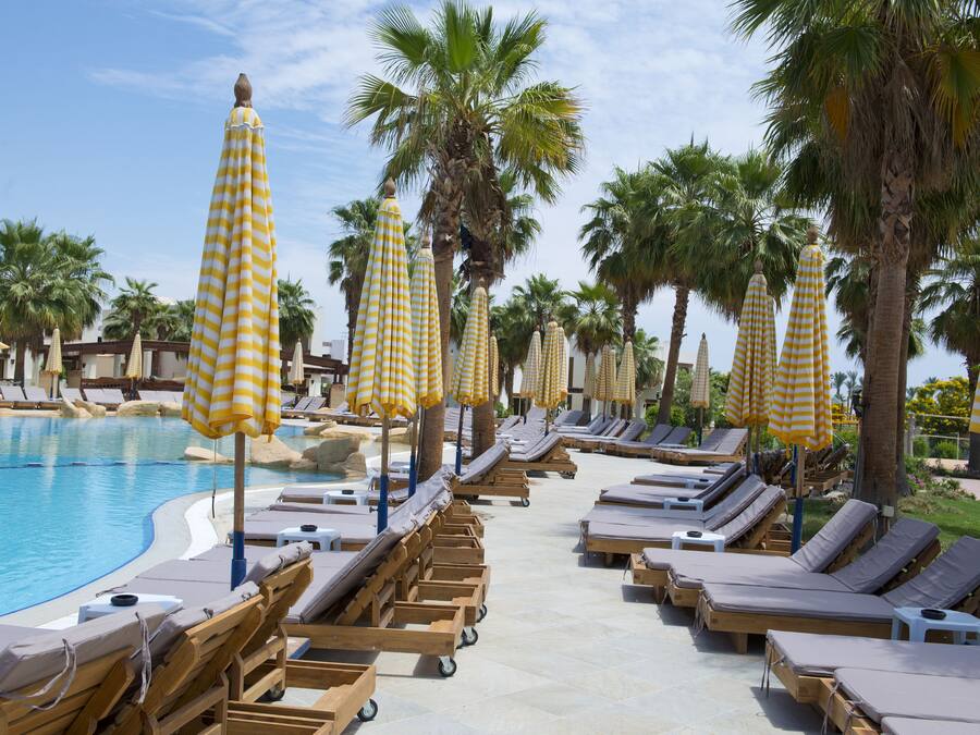 2 piscinas al aire libre, sombrillas, sillones reclinables de piscina