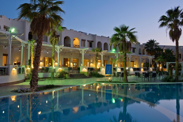 2 albercas al aire libre, sombrillas en la alberca y camastros 