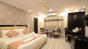 Deluxe Room | Living room | LCD TV