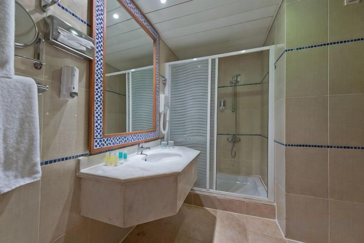 Articles de toilette (gratuits), séchoir à cheveux, serviettes fournies