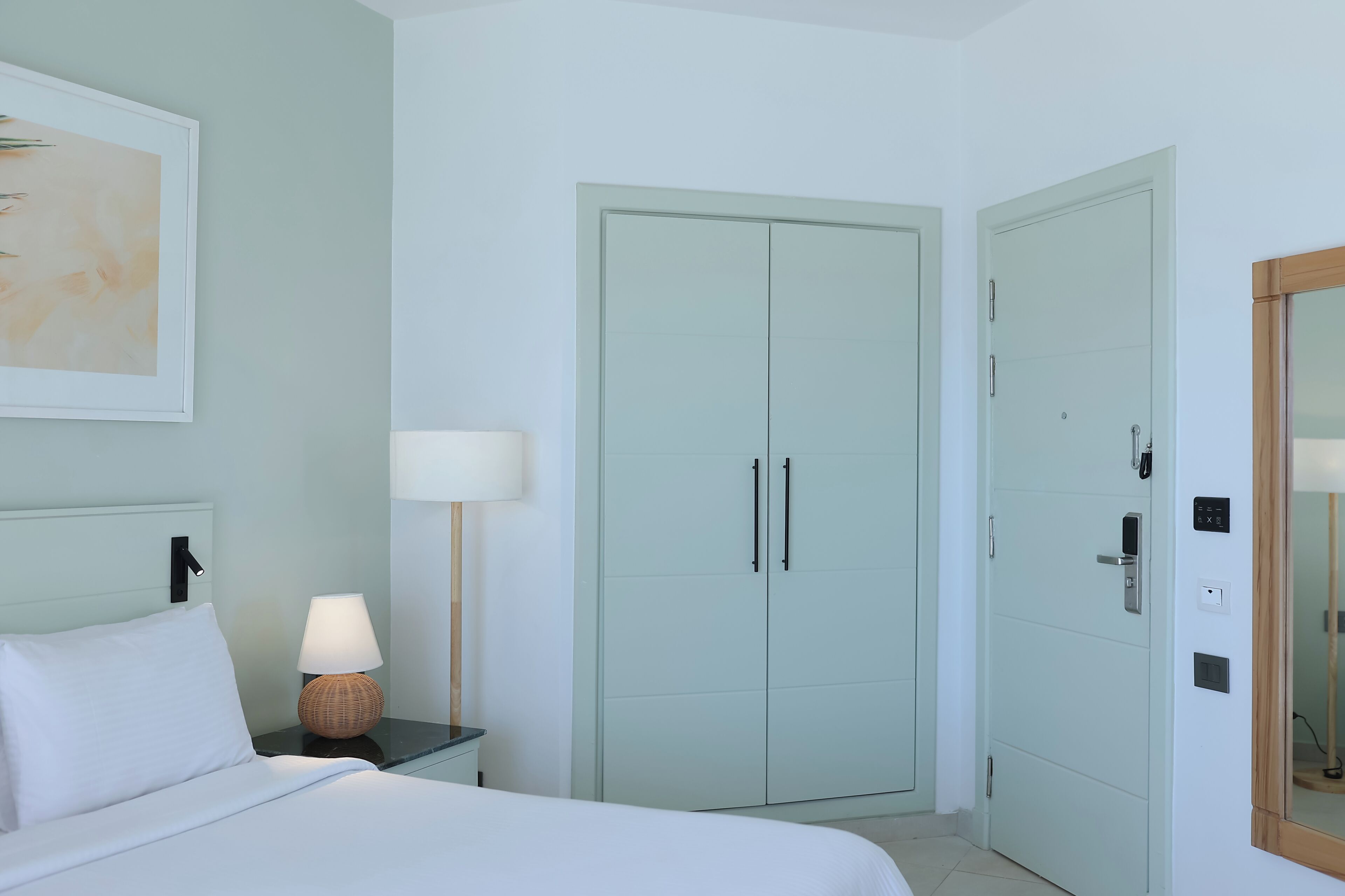 Minibar, caja de seguridad en la habitación y ropa de cama 
