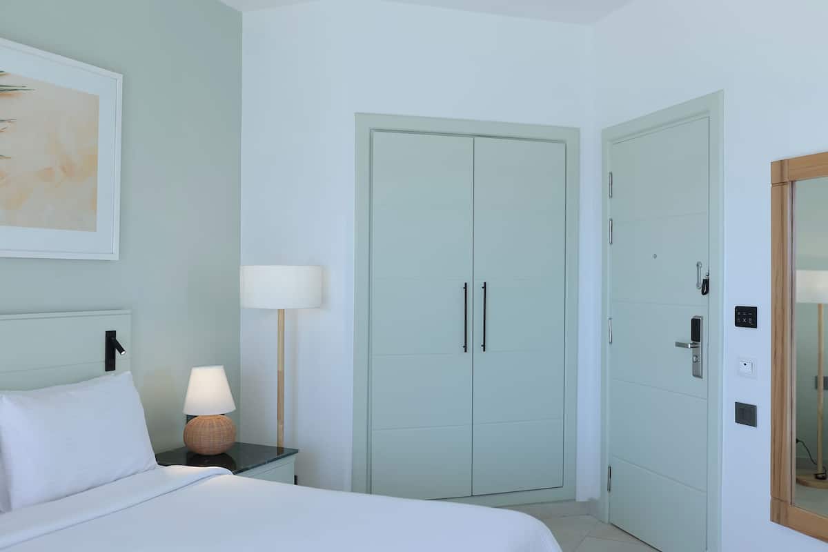 Minibar, caja de seguridad en la habitación y ropa de cama
