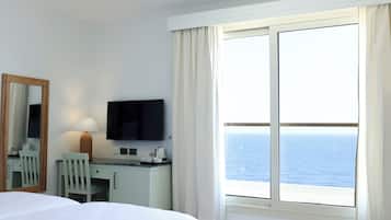 Minibar, in-room safe, bed sheets