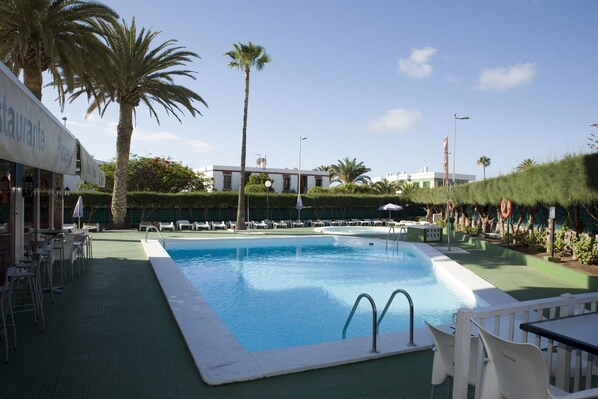 2 outdoor pools