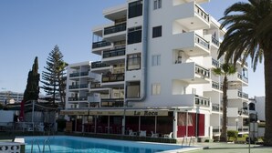 A multi-story hotel with a swimming pool, outdoor seating, and a restaurant named "La Roca". - Roca Verde (San Bartolomé de Tirajana)