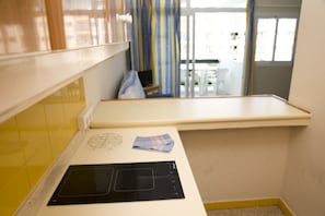 Fridge, stovetop, coffee/tea maker, cookware/dishes/utensils - Roca Verde (San Bartolomé de Tirajana)