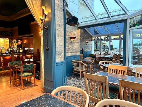 Breakfast, lunch, dinner served; beach views - The Heritage Hotel (Torquay)
