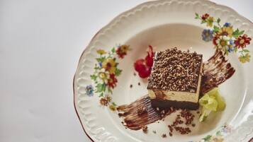 Un postre sobre un plato con motivos florales.