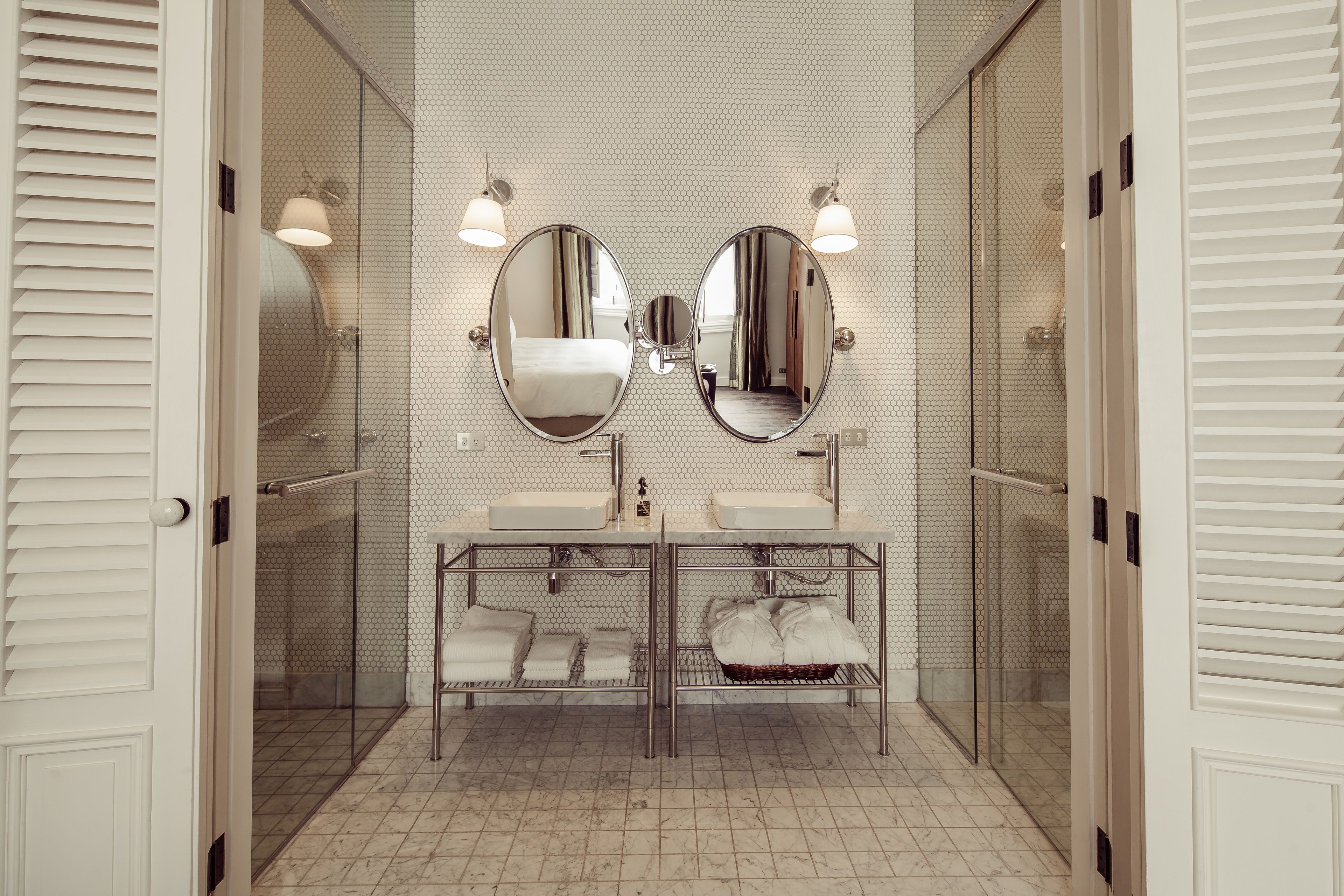 room (aposento king-twin beds) | bathroom | shower, rainfall showerhead, free toiletries, hair dryer