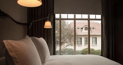 Hotel B