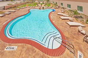 Outdoor pool, open 8:00 AM to 10:00 PM, sun loungers - Hilton Garden Inn Midland (Midland)