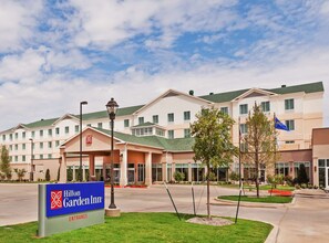 A Hilton Garden Inn hotel with a modern design, featuring a large entrance and a well-maintained lawn. - Hilton Garden Inn Midland (Midland)