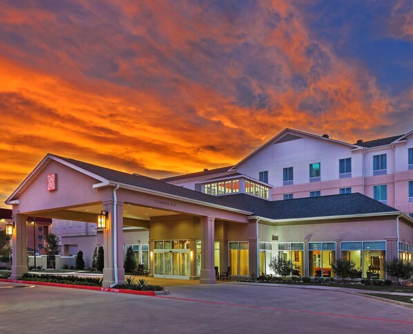 A hotel with a covered entrance and multiple floors. - Hilton Garden Inn Midland (Midland)