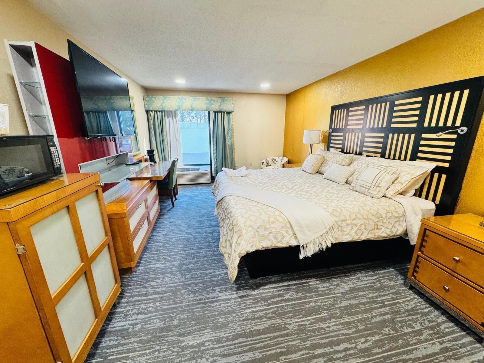 Standard Room, 1 King Bed | Desk, blackout drapes, iron/ironing board, free cribs/infant beds