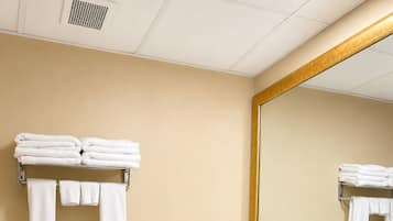 Suite (Jacuzzi) | Bathroom | Free toiletries, hair dryer, towels