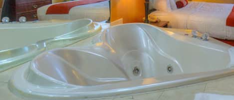 Suite (Jacuzzi) | Jetted bathtub