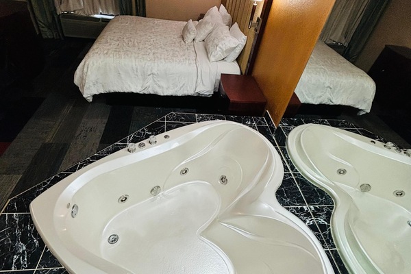 Suite (Jacuzzi) | Desk, blackout drapes, iron/ironing board, cribs (free)