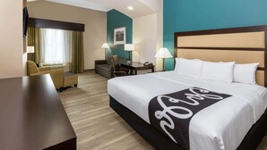 A hotel room with a bed, a desk, a chair, and a TV. - La Quinta Inn & Suites by Wyndham Durant (Durant)