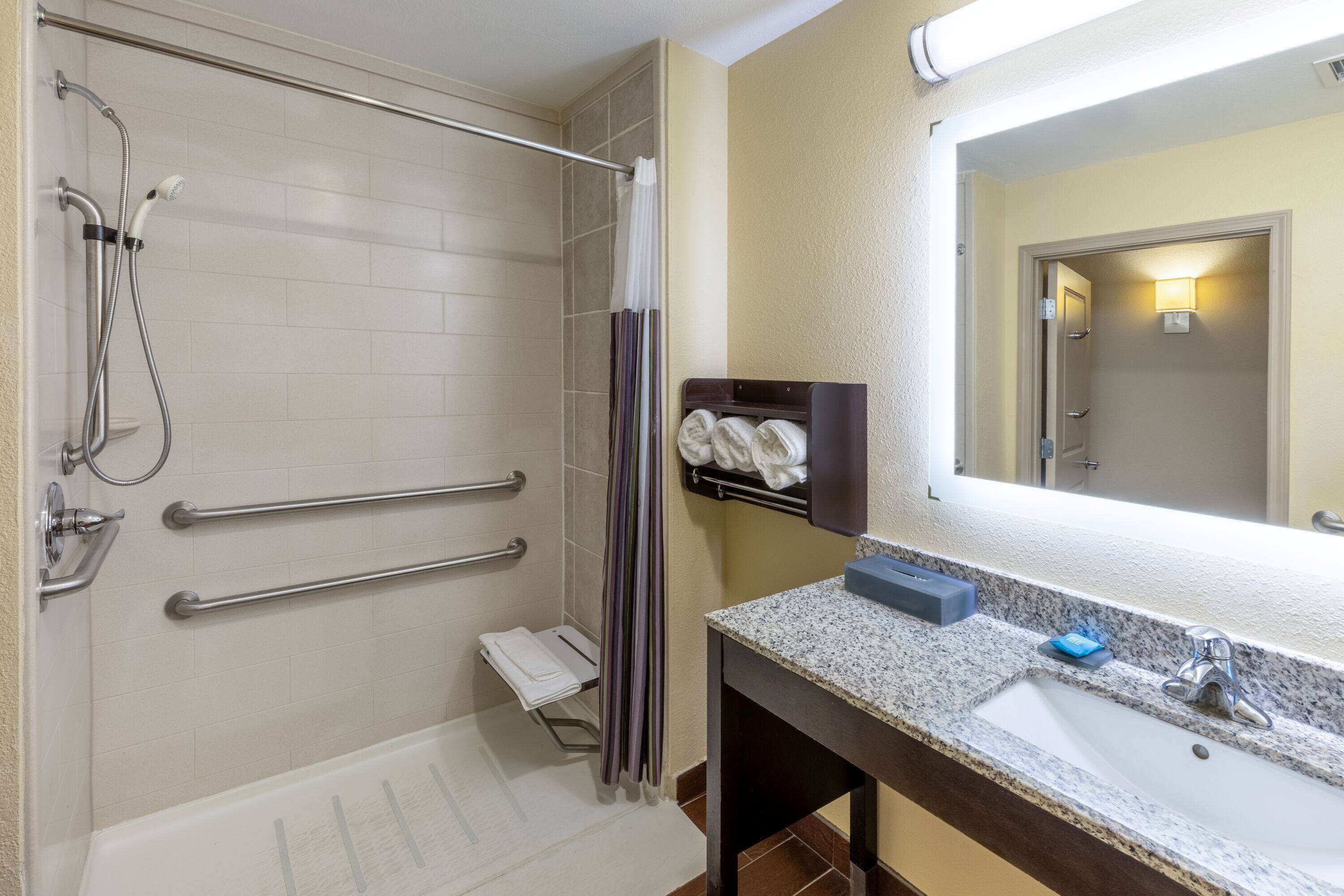 Combined shower/tub, free toiletries, hair dryer, towels