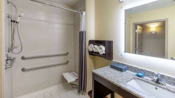 Combined shower/tub, free toiletries, hair dryer, towels