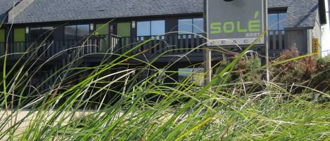 Vista frontal de la propiedad