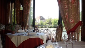 Déjeuner et dîner servis sur place