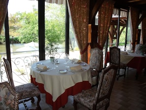 Aperto a pranzo e cena, cucina locale