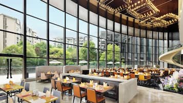 Daily buffet breakfast (CNY 148 per person)