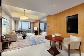 Suite, 1 soverom | Sengetøy av topp kvalitet, minibar, safe på rommet og skrivebord