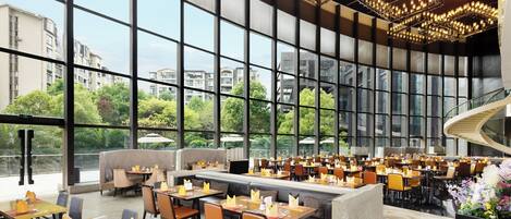 2 restaurants, serveren ontbijt, lunch, diner, Aziatische gerechten