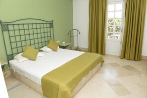 Minibar, free WiFi, bed sheets