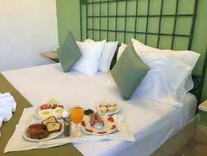 Minibar, gratis Wi-Fi, sengetøj