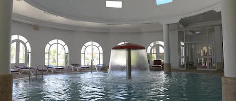 Utendørsbasseng, bassengparasoller og solsenger