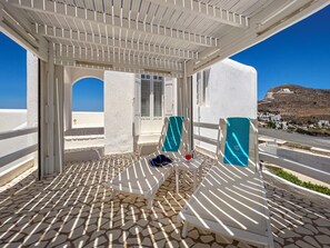 Premium bedding, in-room safe, individually decorated, soundproofing - Aspalathras White Hotel (Folegandros)