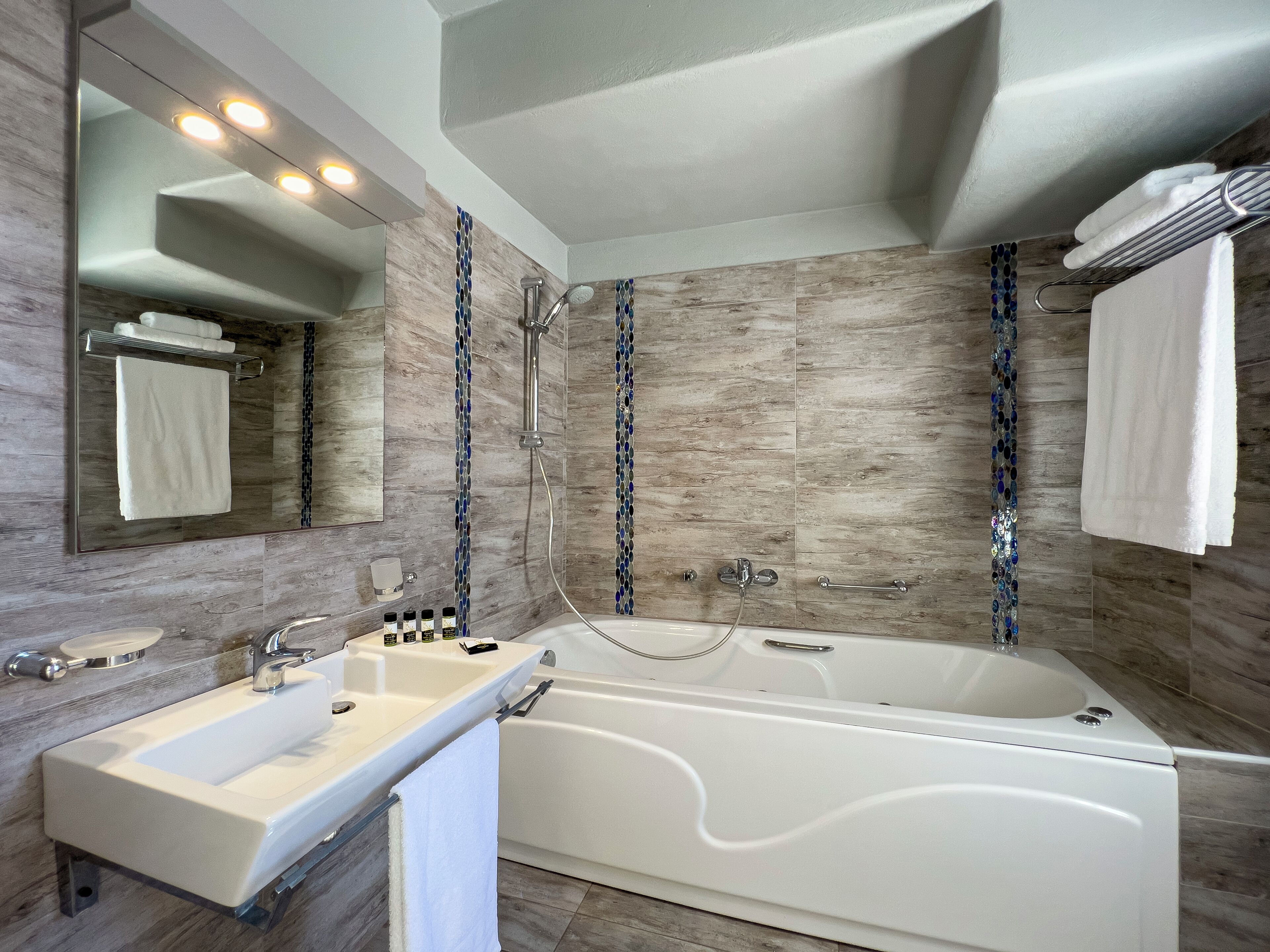 deluxe suite, lanai, mountain view (panoramic view) | bathroom | bathtub, jetted bath, free toiletries, hair dryer