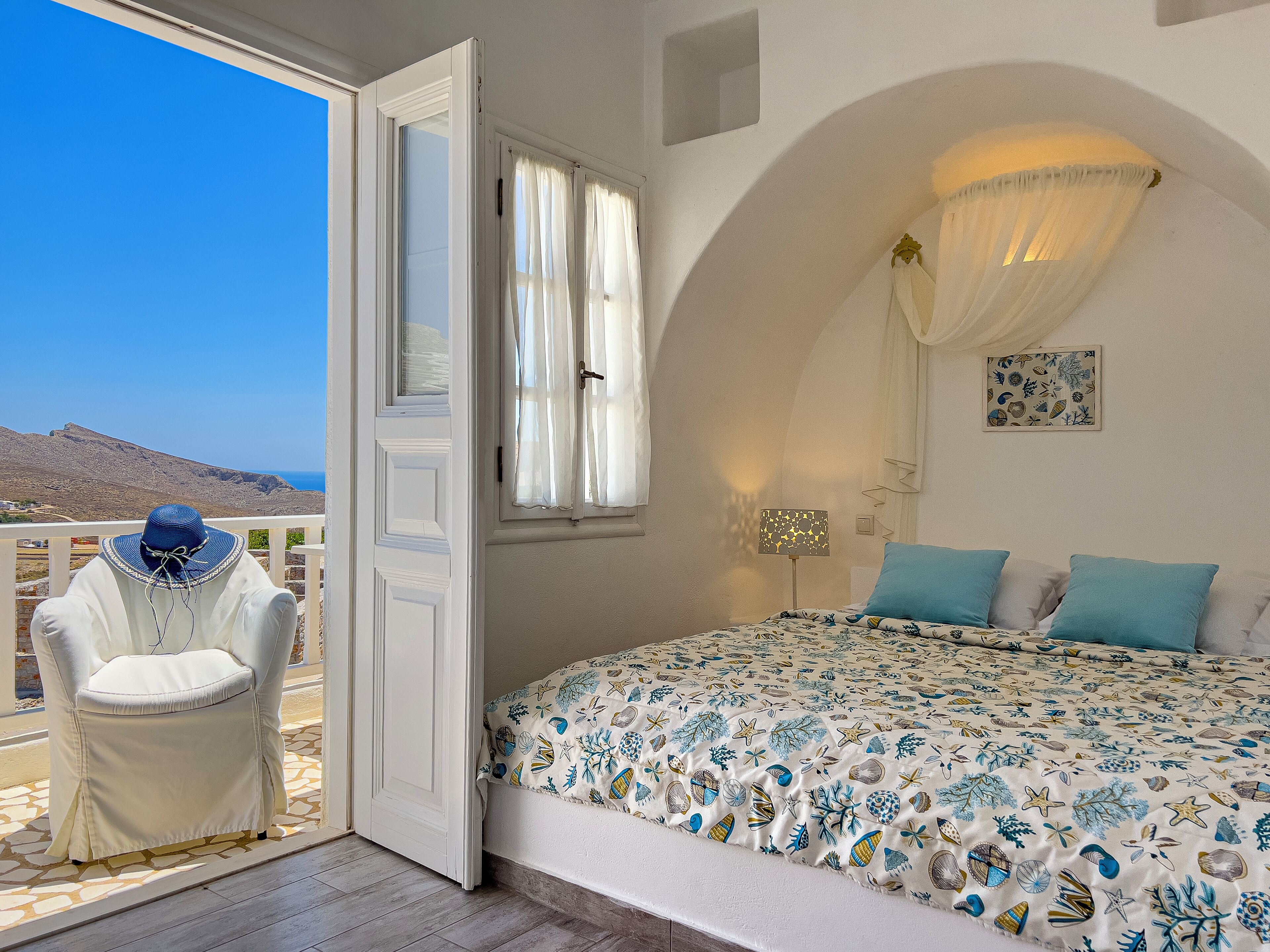 Ropa de cama de alta calidad y caja de seguridad en la habitación 