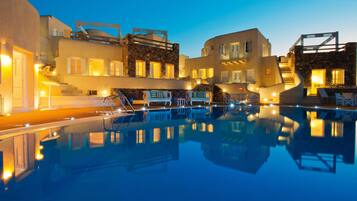 AuĂenpool (je nach Saison geöffnet), Sonnenschirme, LiegestĂŒhle