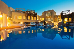 Seasonal outdoor pool, pool umbrellas, sun loungers - Aspalathras White Hotel (Folegandros)