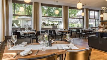 Der serveres morgenmad og internationale retter med udsigt til haven