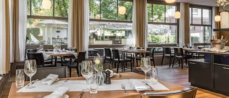 Petit déjeuner, déjeuner et dßner servis sur place, vue sur le jardin