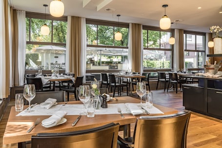 Se sirven desayunos y cocina internacional, con vista al jardín