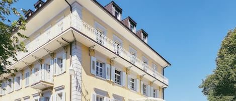 Vista frontal de la propiedad