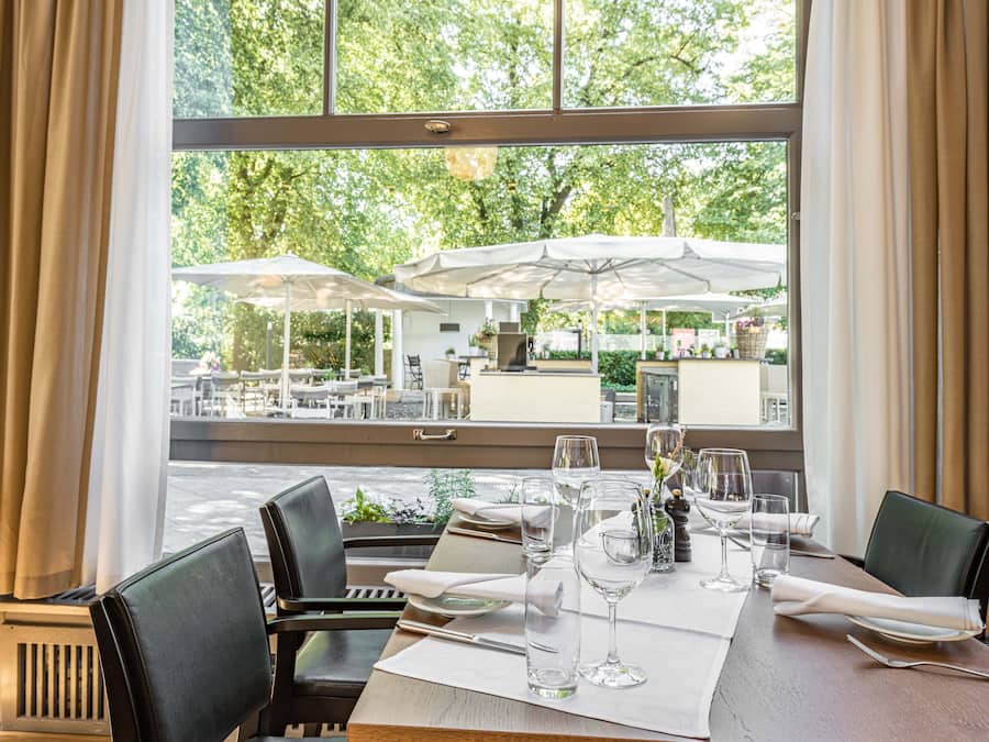 Déjeuner, dîner et souper servis sur place, vue sur le jardin